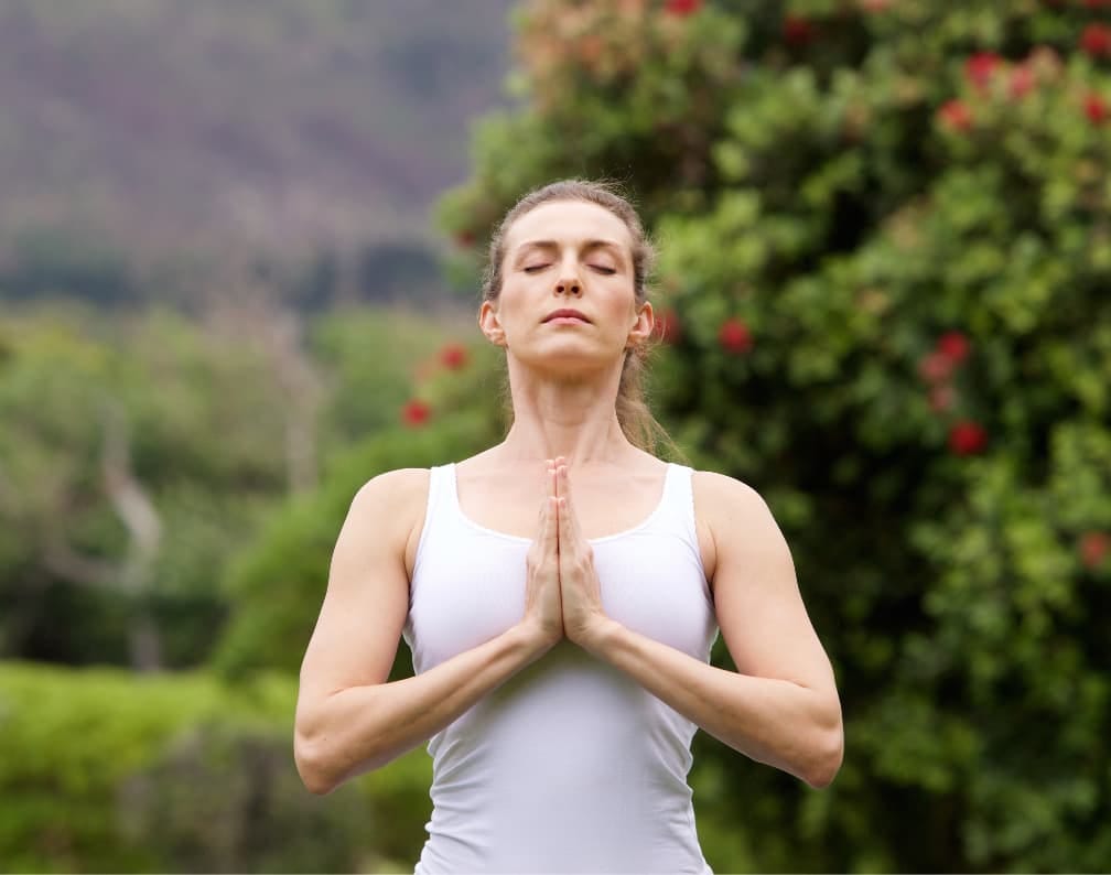 Mujer en pose de namaste
